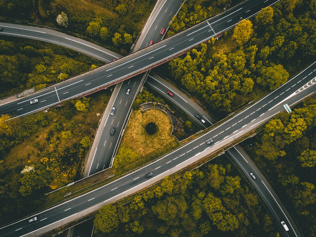Infraestructura viaria y conexiones urbanas vistas desde arriba