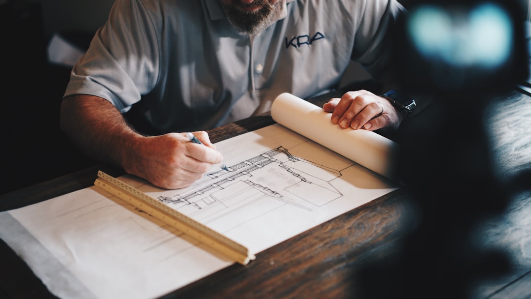 Profesional trabajando sobre planos arquitectónicos